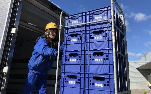 カゴ車荷降ろし